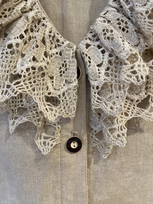lace collar details of 1980s vintage lace linen blouse with puff sleeves