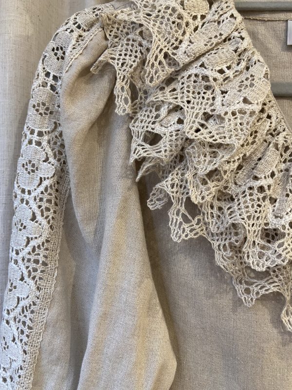 lace collar details of 1980s vintage lace linen blouse with puff sleeves