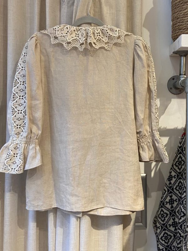 back of lace collar details of 1980s vintage lace linen blouse with puff sleeves