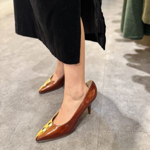 Side view of 1980s Rene Caovilla pumps showing 9 cm heel, size 40.5