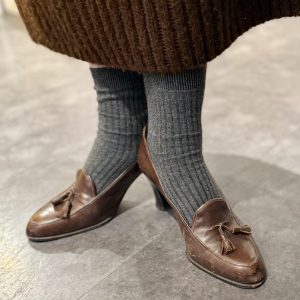 Model wearing 1970s Fratelli Rossetti pumps with brown knit dress