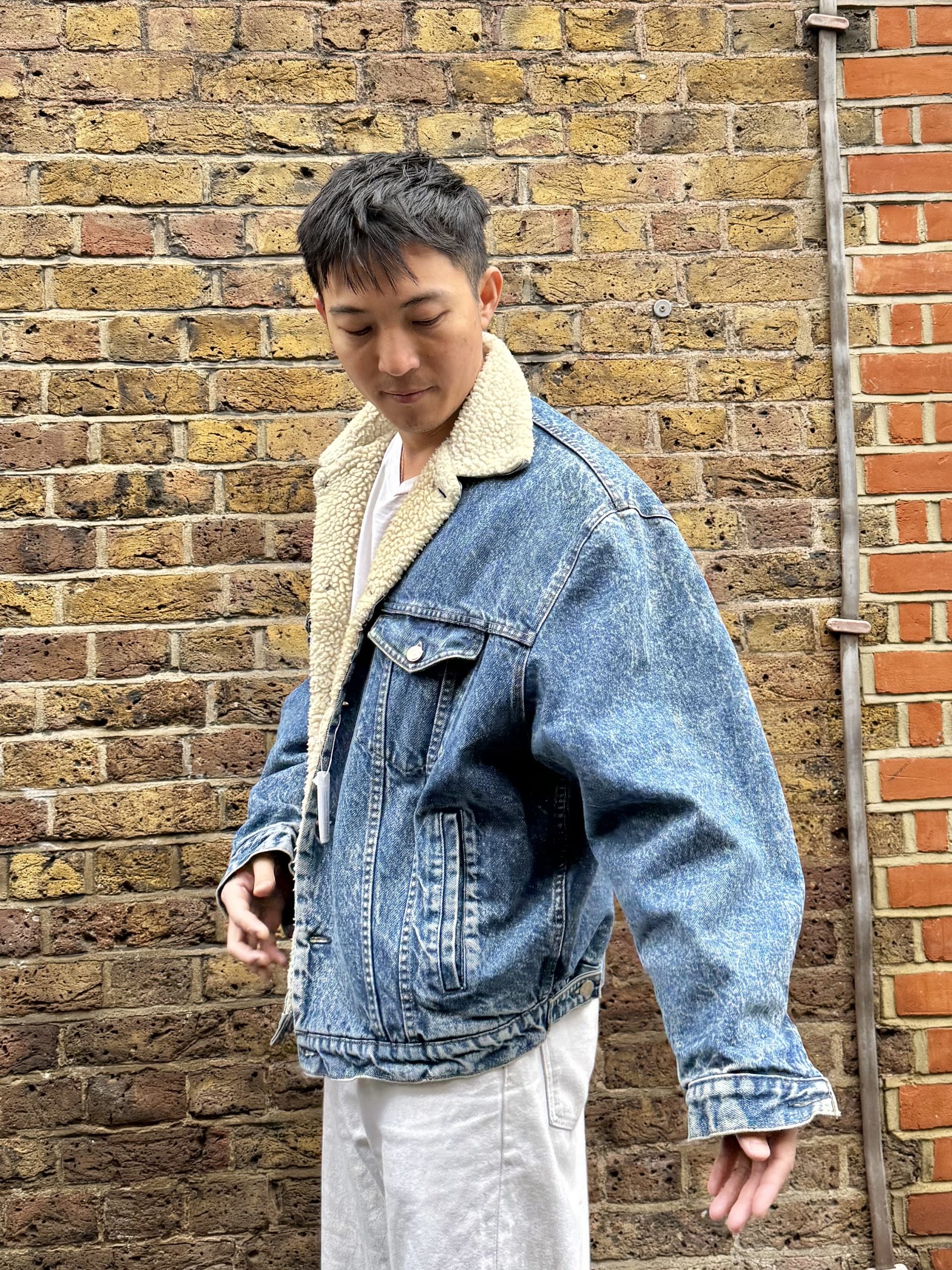 1990s Levi’s Sherpa Denim Jacket – Durable & Timeless Winter Staple 4 - Gong Nong Bing Vintage Vintage Levi’s sherpa-lined trucker jacket oversized fit