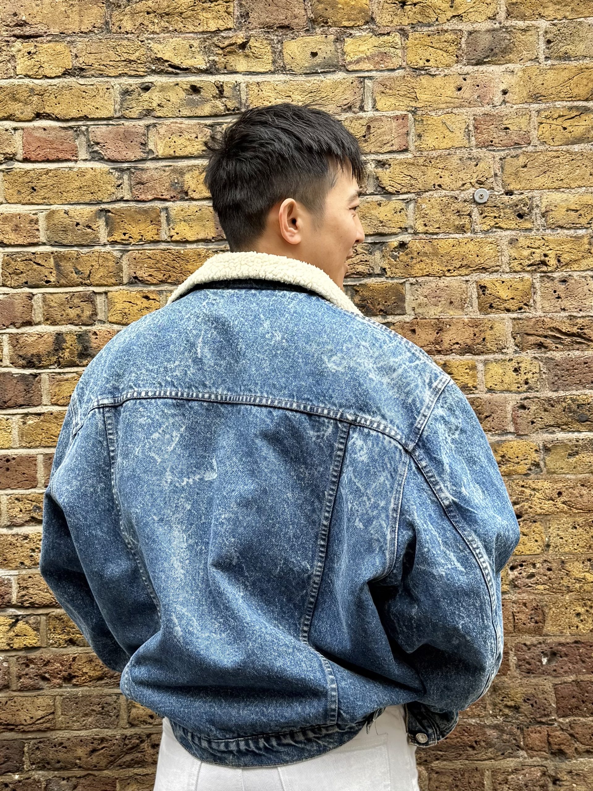 1990s Levi’s Sherpa Denim Jacket – Durable & Timeless Winter Staple 5 - Gong Nong Bing Vintage Levi’s made in Spain sherpa denim jacket back view