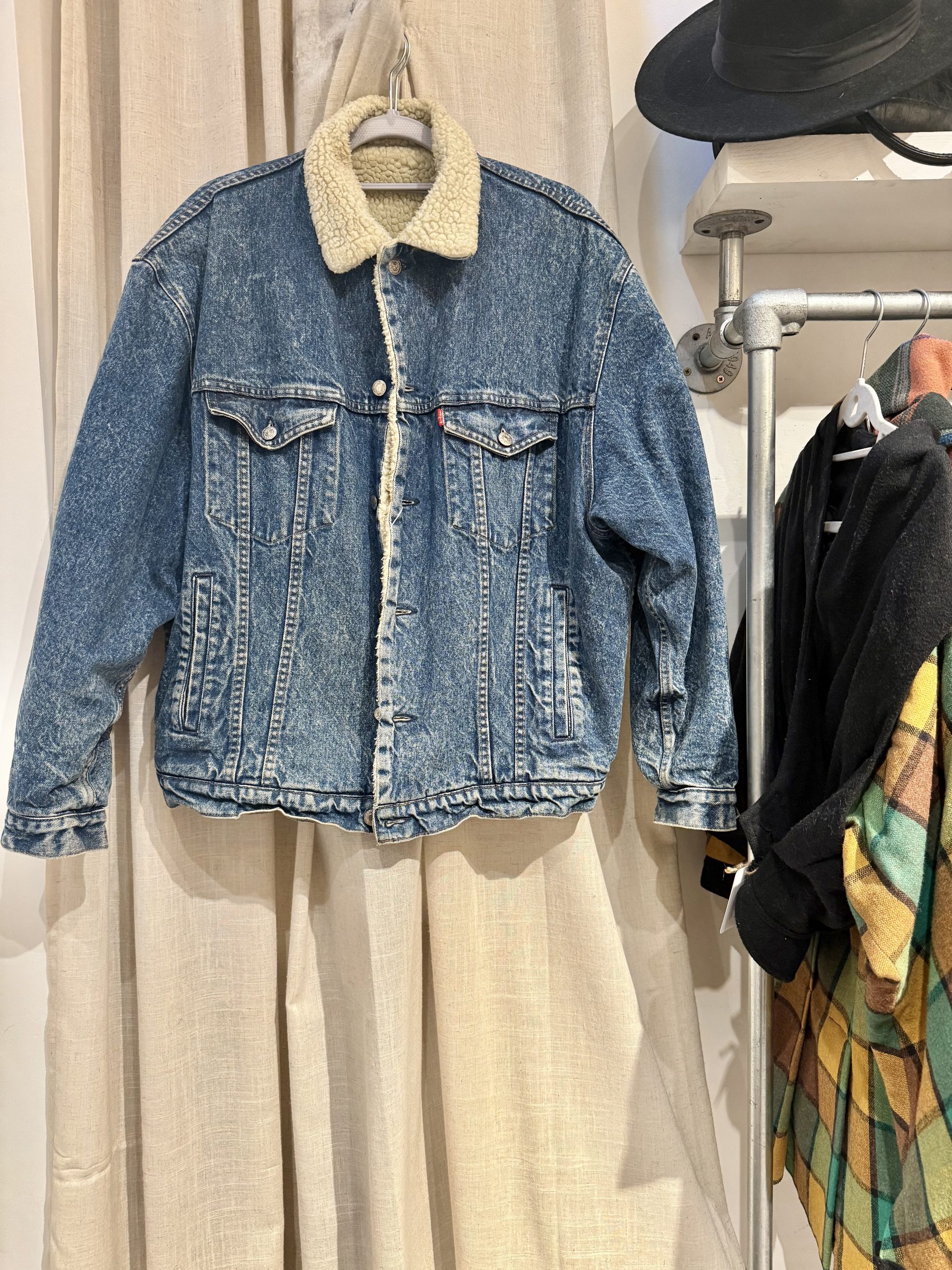 1990s Levi’s Sherpa Denim Jacket – Durable & Timeless Winter Staple 6 - Gong Nong Bing Vintage 1990s Levi’s sherpa denim jacket front view made in Spain