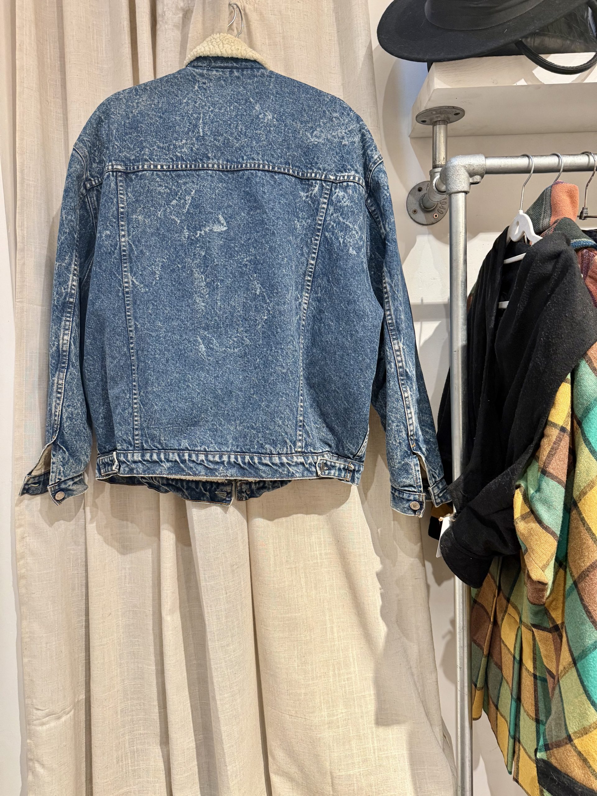 1990s Levi’s Sherpa Denim Jacket – Durable & Timeless Winter Staple 7 - Gong Nong Bing Vintage Levi’s made in Spain sherpa denim jacket back view