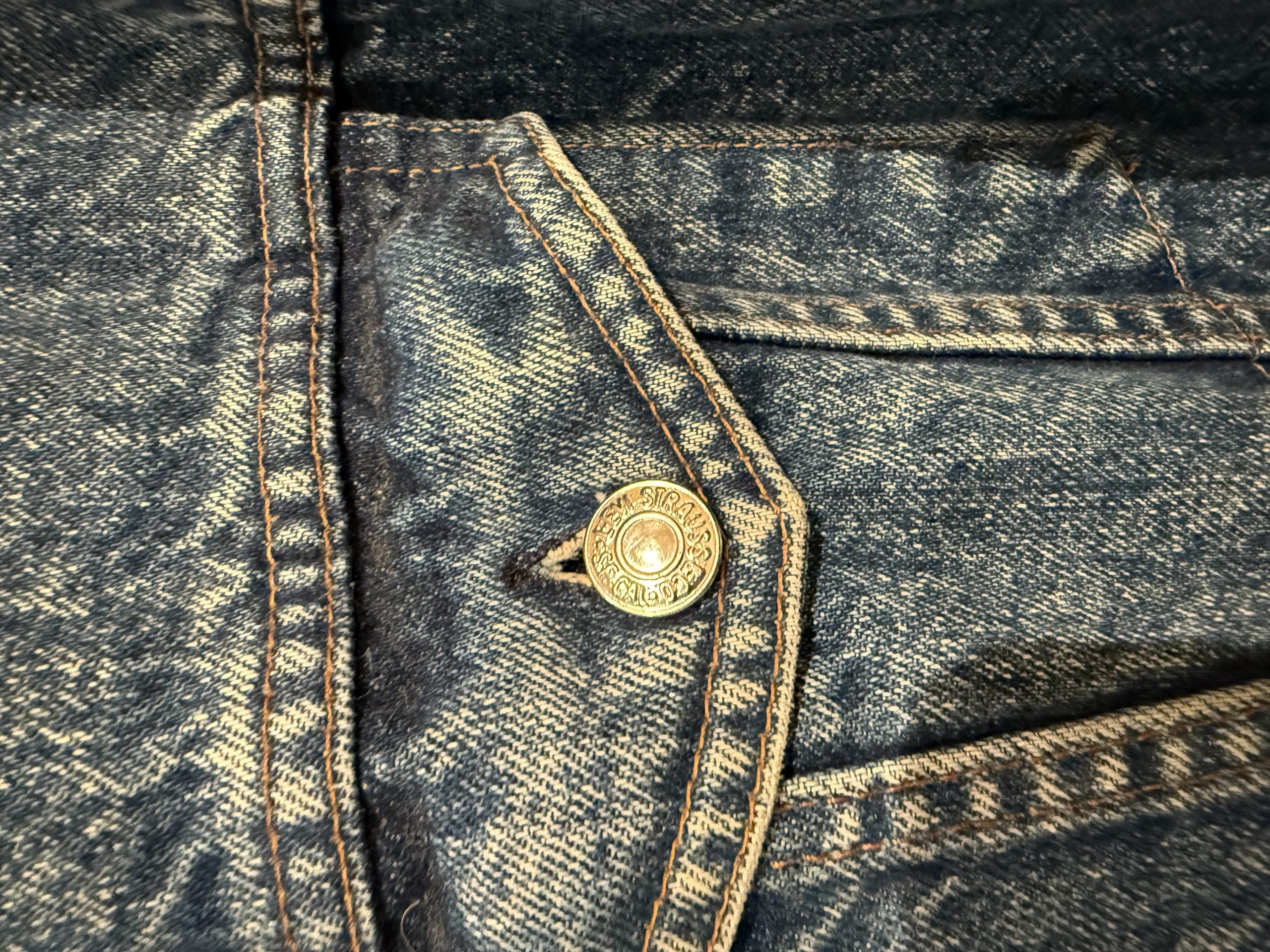 1990s Levi’s Sherpa Denim Jacket – Durable & Timeless Winter Staple 8 - Gong Nong Bing Vintage Unisex vintage Levi’s sherpa denim jacket detail