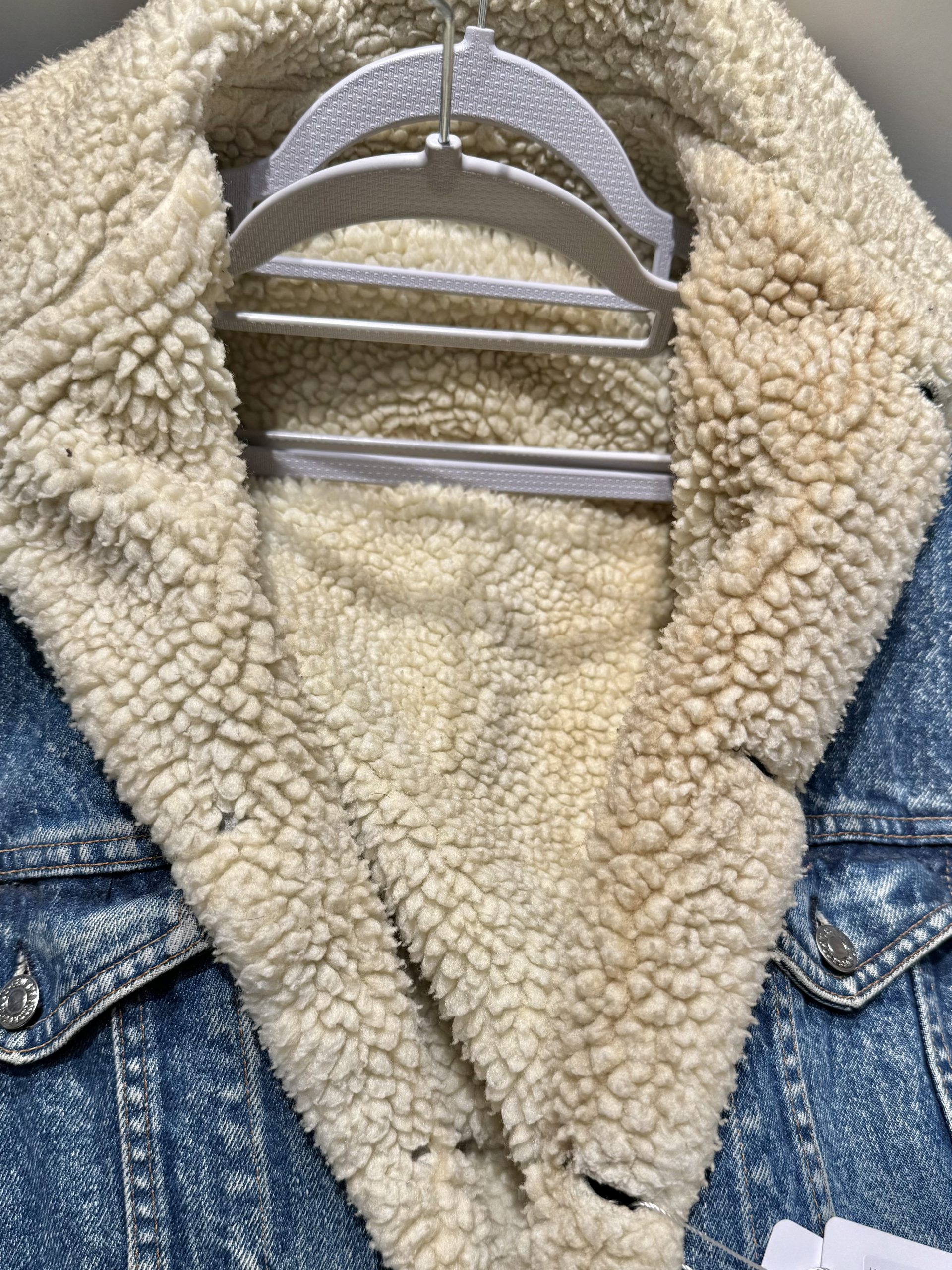 1990s Levi’s Sherpa Denim Jacket – Durable & Timeless Winter Staple 9 - Gong Nong Bing Vintage Levi’s 1990s sherpa denim jacket interior fleece lining