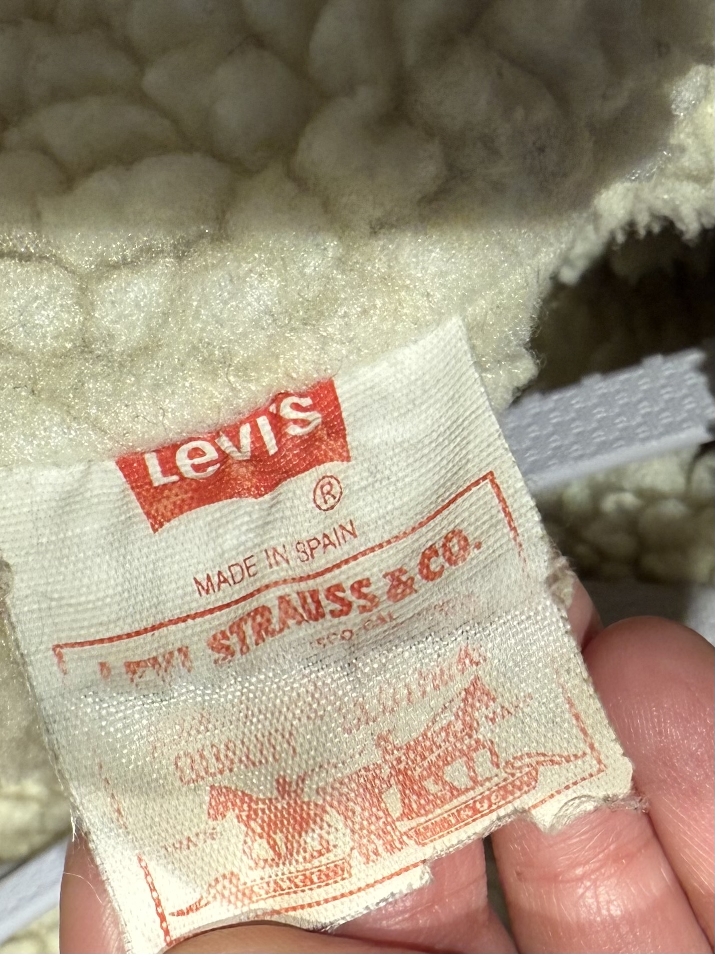 1990s Levi’s Sherpa Denim Jacket – Durable & Timeless Winter Staple 12 - Gong Nong Bing Vintage Unisex vintage Levi’s sherpa denim jacket detail