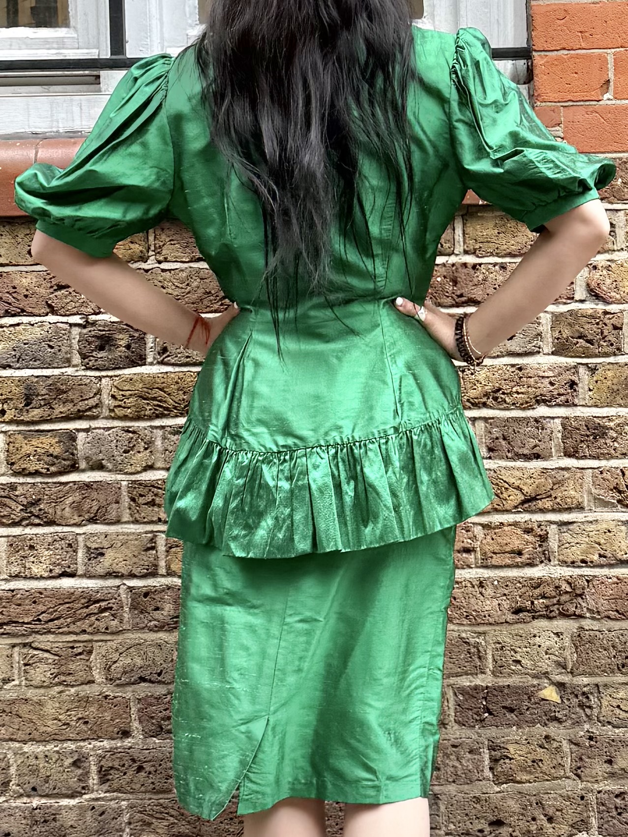 1980s Ariella Emerald Set – Stunning Made in UK Occasionwear 5 - Gong Nong Bing Vintage Ariella London emerald silk-look skirt suit from the 1980s