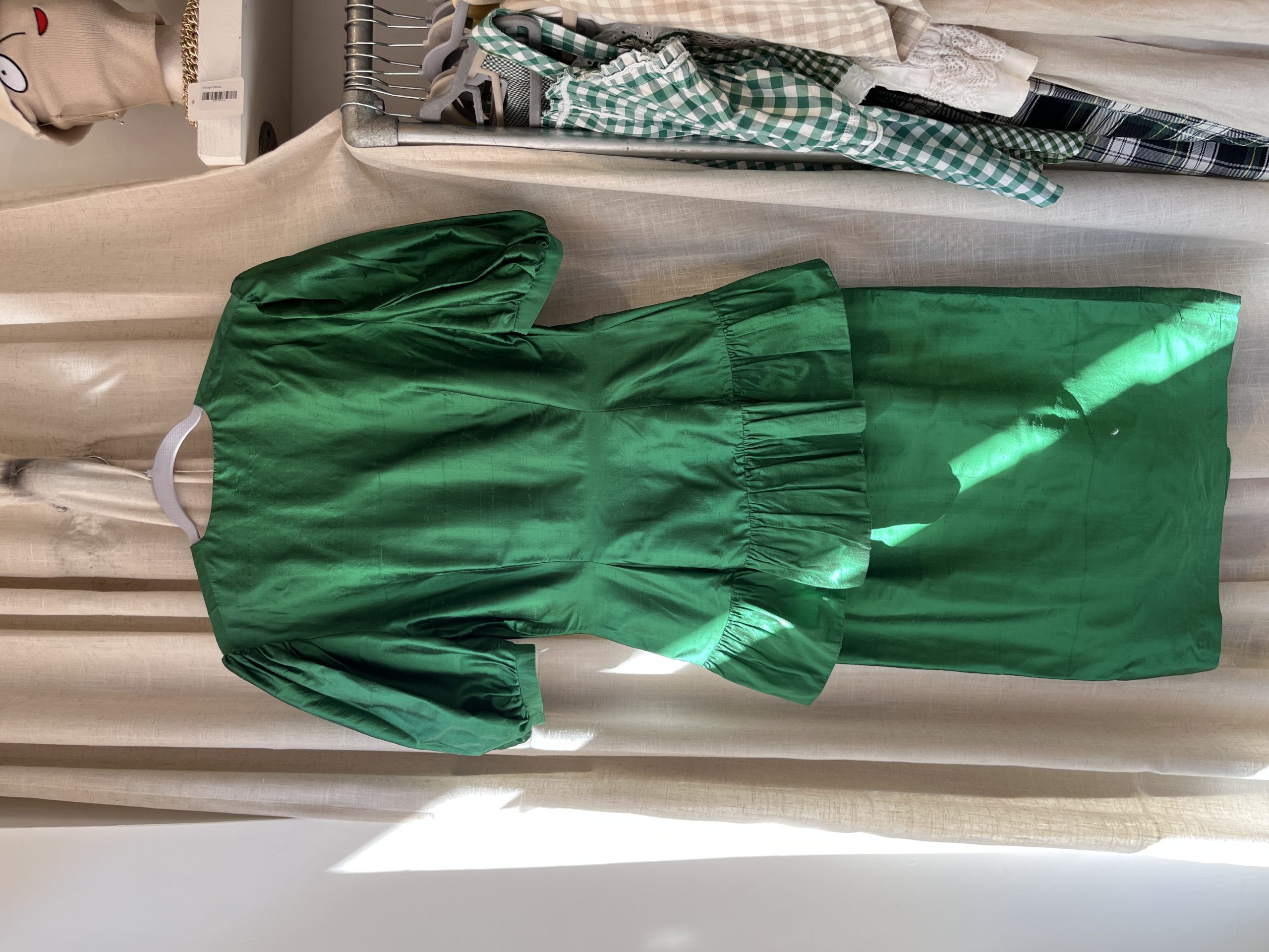 1980s Ariella Emerald Set – Stunning Made in UK Occasionwear 9 - Gong Nong Bing Vintage Ariella London emerald silk-look skirt suit from the 1980s